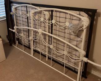white wrought iron day bed
