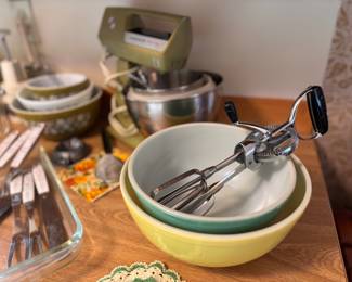 Pyrex Primary Yellow & Green Mixing Bowls
