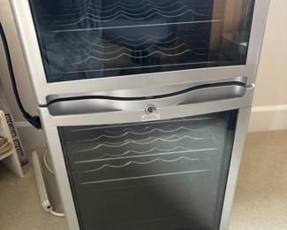 Avanti 19-Inch Dual Zone Wine Chiller - Model WC330DZB 