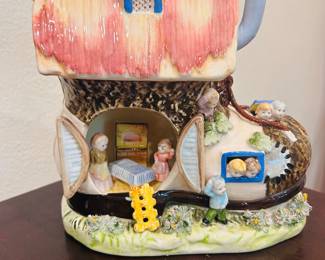 “ There was an old woman who lived in a shoe” lamp and music box