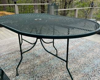 Oval patio table
