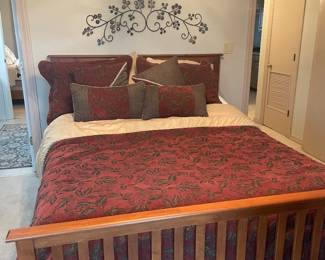 Queen Bed w/TempurPedic Mattress w/electric rise adjustable base