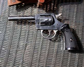 H&R Model 929 22 LR 3 DAY WAIT