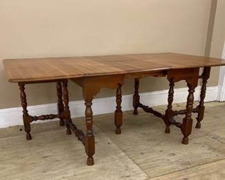 William & Mary style antique expanding table with leaves & gatelegs