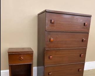 Vintage wood 4-drawer dresser w/matching nightstand