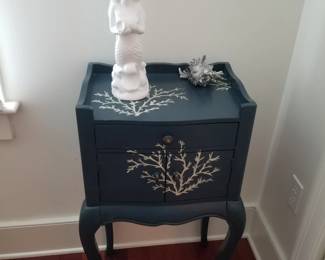 Petite cupboard table with one drawer