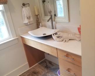 Handicap-accessible bath vanity