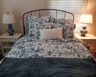 Queen bed; end tables; table lamps