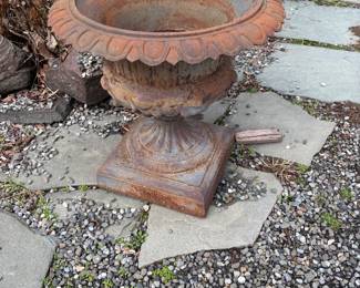 Metal urn