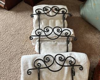 TOWELS & WIRE HOLDER