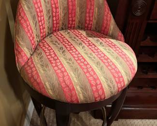1 BAR STOOL THAT SWIVELS