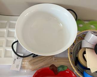 SERVING BOWL IN WIRE HOLDER, APPLE PLATE