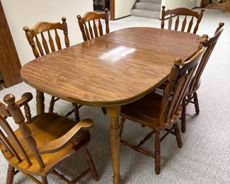 Dining Room Table w/10 Chairs & 2 additional leaves 