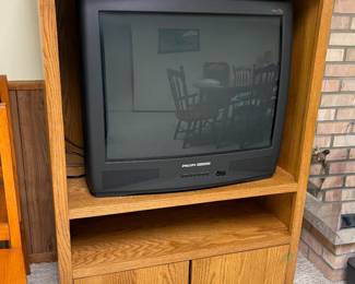Oak TV/ Entertainment Center 