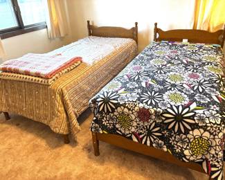 Vtg Set of 2 Twin Beds 