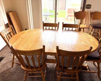 Solid Oak Dining Room Table w/ 6 Chairs & 2 extra Leaves 
