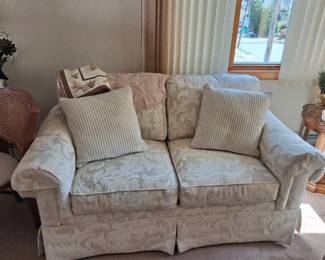 REGENCY Love seat