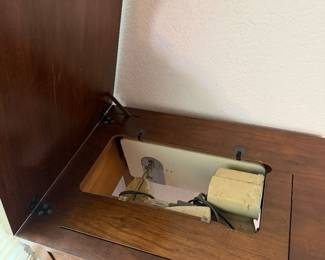 #32 - $60 - Old singer sewing machine and cabinet