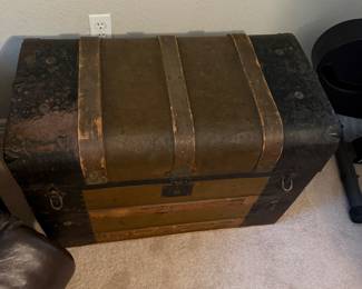 #65 - $90 - Bombe traveling trunk missing straps 30lx16dx21h