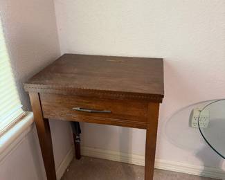 #32 - $60 - Old singer sewing machine and cabinet