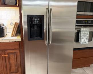 #106 - $ 350- GE side by side Refrigerator freezer