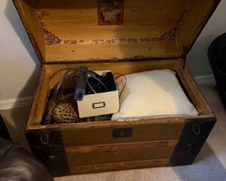 #65 - $90 - Bombe traveling trunk missing straps 30lx16dx21h