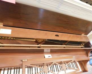 YAMAHA M203 AMERICAN SHERATON WALNUT CONSOLE PIANO