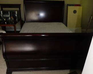 MAHOGANY QUEEN SIZE SLEIGH BED