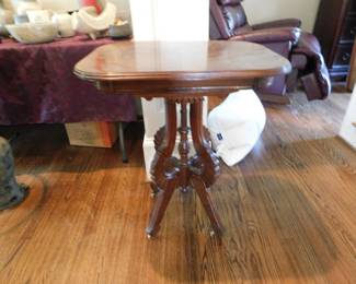 ANTIQUE VICTORIAN END TABLE