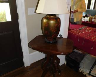ANTIQUE VICTORIAN SIDE TABLE WITH VINTAGE LAMP