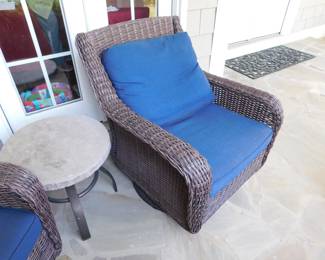 OUTDOOR WICKER SWIVEL CHAIR & SIDE TABLE