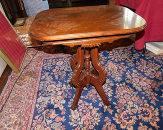 ANTIQUE VICTORIAN SIDE TABLE
