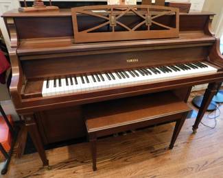 YAMAHA M203 AMERICAN SHERATON WALNUT CONSOLE PIANO