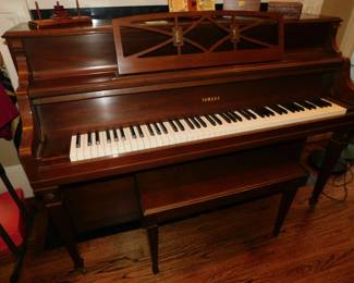 YAMAHA M203 AMERICAN SHERATON WALNUT CONSOLE PIANO