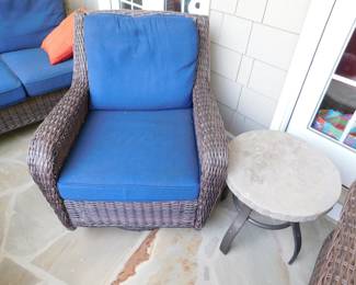 OUTDOOR WICKER SWIVEL CHAIR & SIDE TABLE