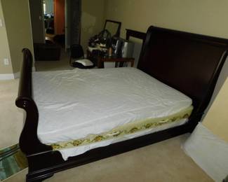 MAHOGANY QUEEN SIZE SLEIGH BED