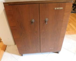 VINTAGE SINGER SEWING MACHINE CABINET