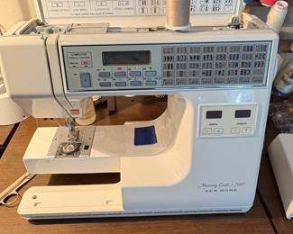 NEW HOME Memory Craft 7000 Computerized Sewing Machine