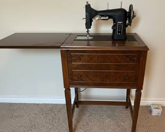 Vintage Singer 15-91 Sewing Machine in Burl Wood Cabinet