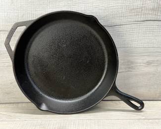 LODGE CAST IRON SKILLET