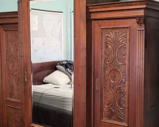 Wardrobe with 3 parts