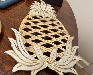 Decorative pineapple trivet, white and gold