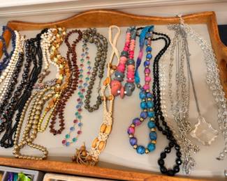 Tray of vintage costume and beaded necklaces