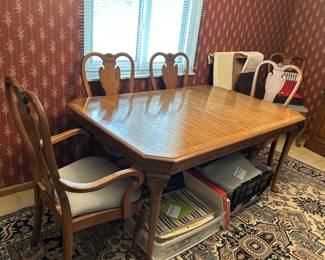 Dining Table with 6 chairs and 2 leaf extenders