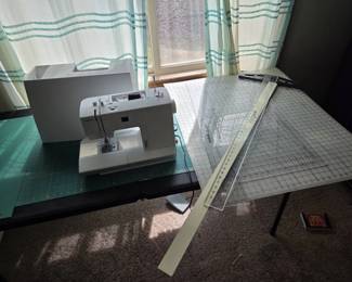 Pfaff Sewing Machine w Cutting Mats, Quilting Rulers Tools Crafting Lot
