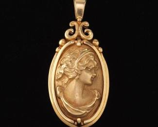 Ladies Vintage Gold Cameo Pendant 