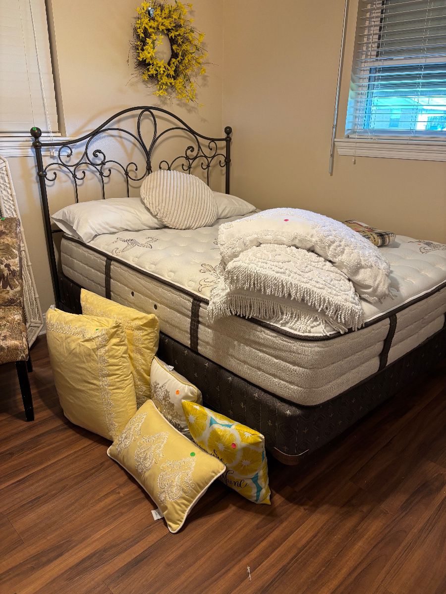Stearns and Foster Queen mattress and box spring … like new condition