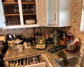 More kitchenware..blenders, knives and 