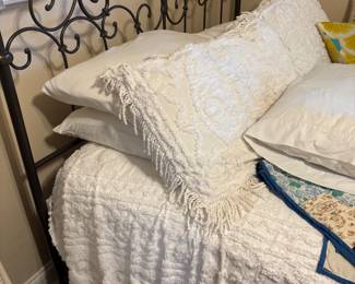 Queen size Chenille bedspread and pillow set in white 