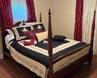 Adjustable Queen size electric bed frame           Queen Poster Bed with headboard and footboard